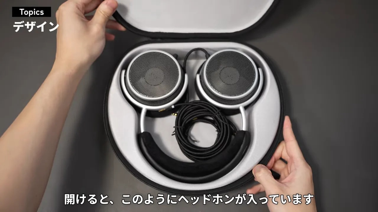 開いた黒いキャリングケースに収められたOAE2とケーブル