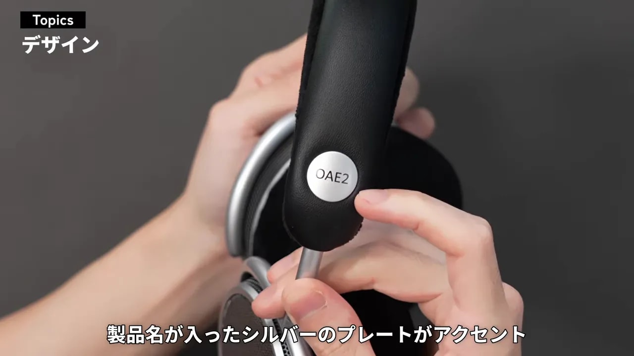 OAE2ロゴ入りのシルバープレートが付いた黒いヘッドバンド