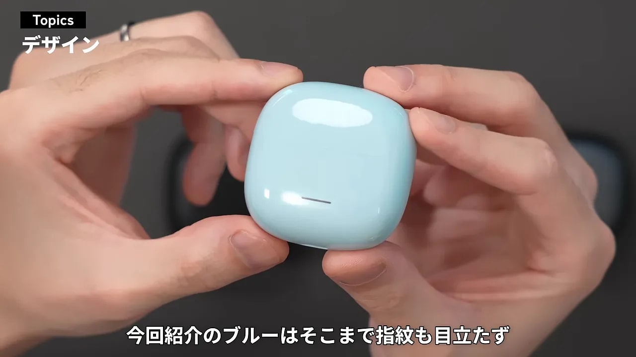 光沢のあるブルーのREDMI Buds 8 Active充電ケース