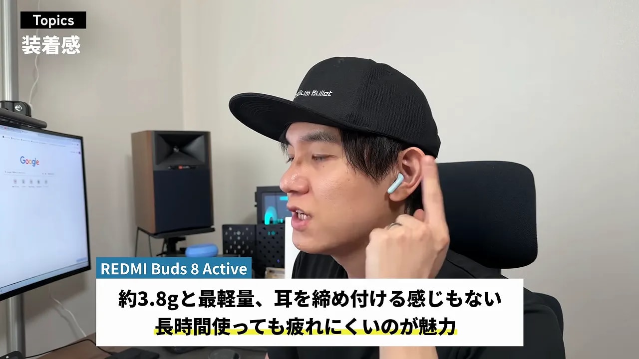 耳に装着したブルーのREDMI Buds 8 Active