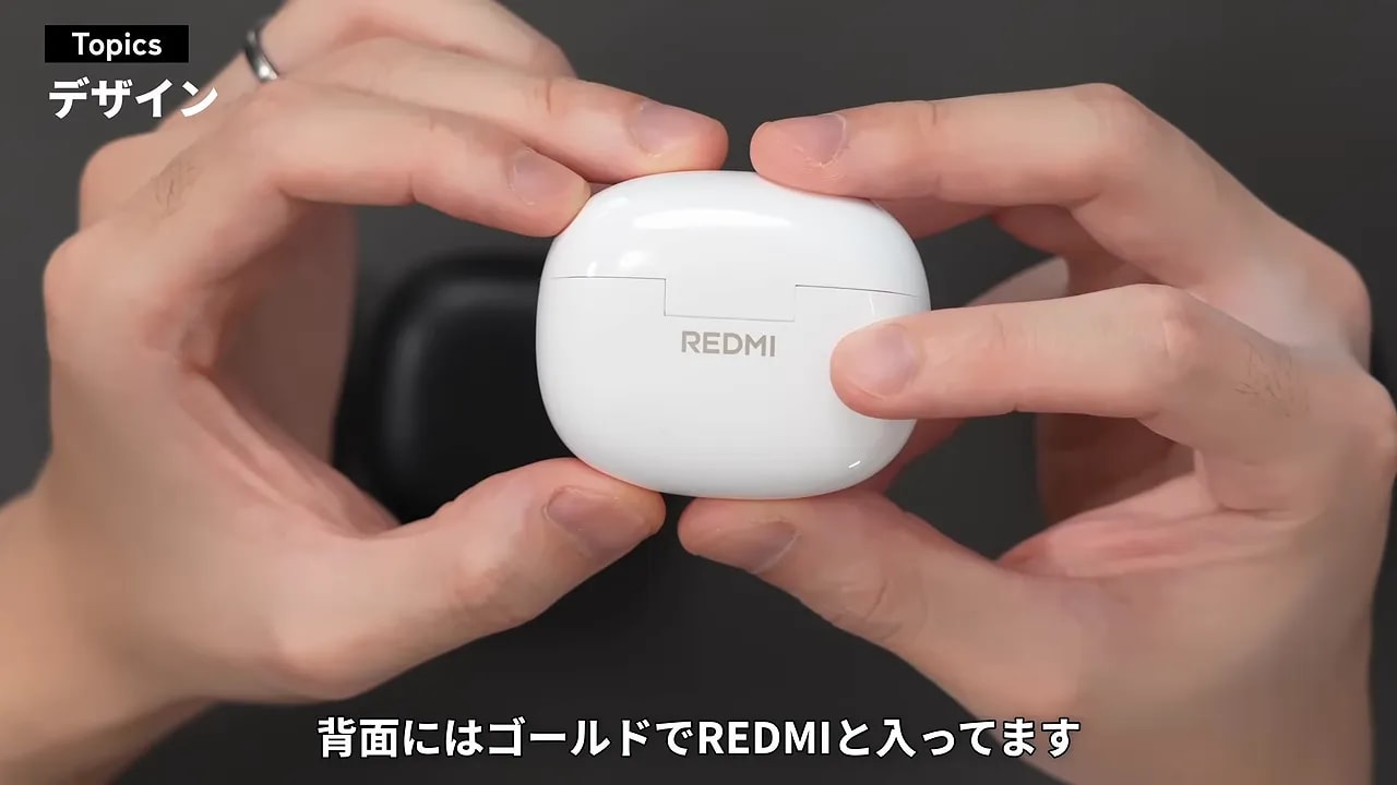 背面にゴールドのREDMIロゴが入ったホワイトのREDMI Buds 8ケース