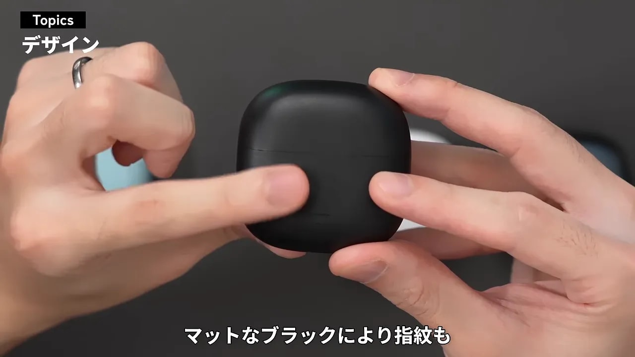 マットブラックの縦長なREDMI Buds 8 Lite充電ケース