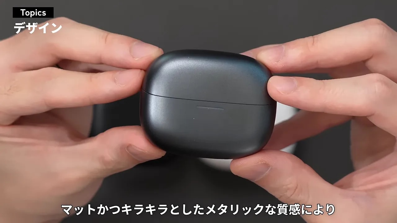 メタリックなブラックのREDMI Buds 8 Pro充電ケース