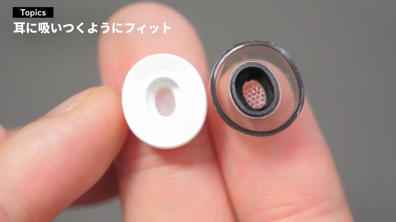 指先で持った純正イヤーピースと半透明イヤーピース