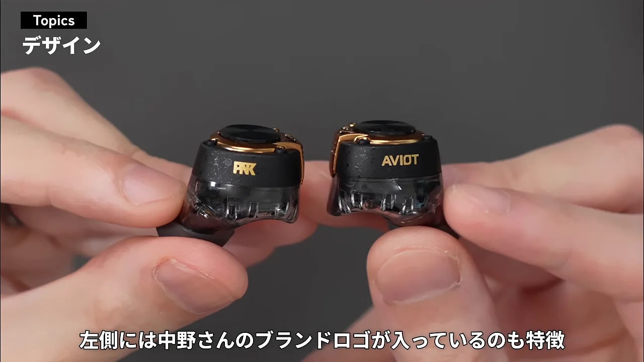 TE-W2-PNK左右のイヤホンに異なるロゴが表示されている
