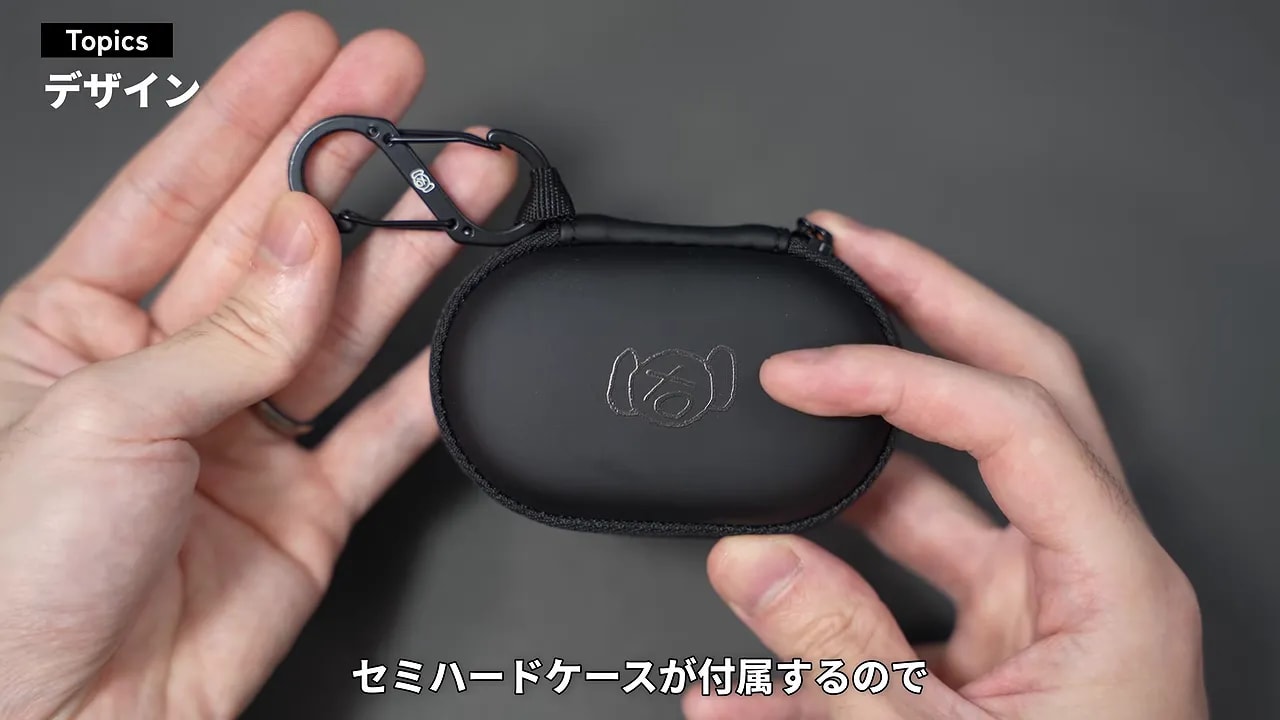 カラビナ付きの黒いセミハードケース